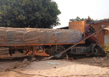 Kindia : un camion termine sa course dans une concession familiale (images)