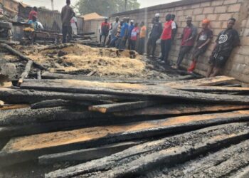 Kindia : Un incendie au dépôt de bois du quartier Caravansérail