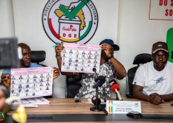 Guinée : la DGE remet les spécimens des bulletins aux candidats à 15 jours du scrutin