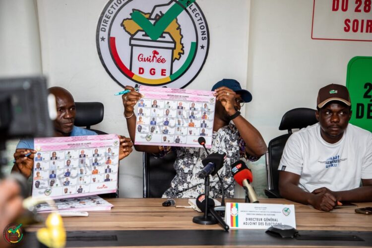Guinée : la DGE remet les spécimens des bulletins aux candidats à 15 jours du scrutin