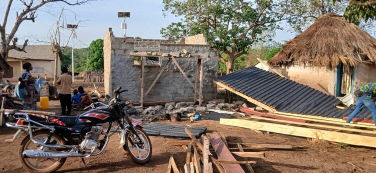 Faranah : Une violente tornade décoiffe plusieurs habitations à Beindou