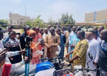 Guinée/Medias: Le ministre Mourana Soumah préside la remise des motos aux chefs des 41 stations de radios rurales de Guinée