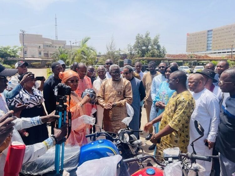Guinée/Medias: Le ministre Mourana Soumah préside la remise des motos aux chefs des 41 stations de radios rurales de Guinée