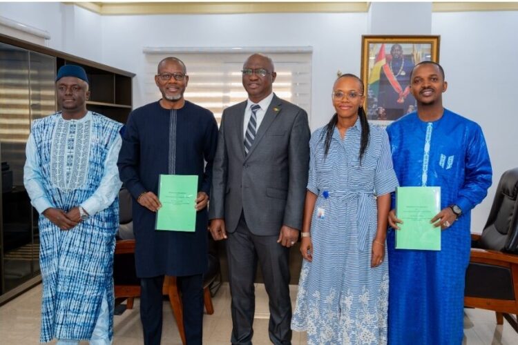 Rio Tinto Guinée signe un protocole d’accord avec l’AGER pour soutenir l’électrification rurale le long du corridor de Simandou