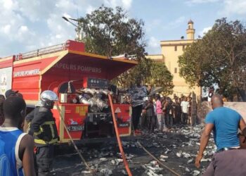 SIGUIRI : UN CAMION PREND FEU, DES COMMERCES ET VÉHICULES PARTENT EN FUMÉE