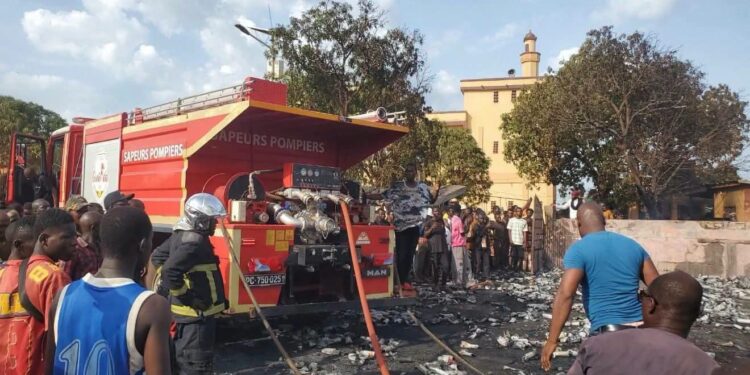 SIGUIRI : UN CAMION PREND FEU, DES COMMERCES ET VÉHICULES PARTENT EN FUMÉE