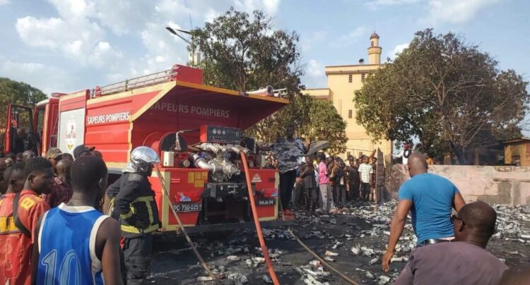 SIGUIRI : UN CAMION PREND FEU, DES COMMERCES ET VÉHICULES PARTENT EN FUMÉE