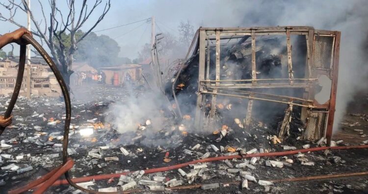SIGUIRI : UN CAMION PREND FEU, DES COMMERCES ET VÉHICULES PARTENT EN FUMÉE