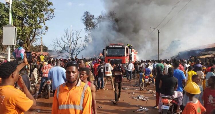 SIGUIRI : UN CAMION PREND FEU, DES COMMERCES ET VÉHICULES PARTENT EN FUMÉE