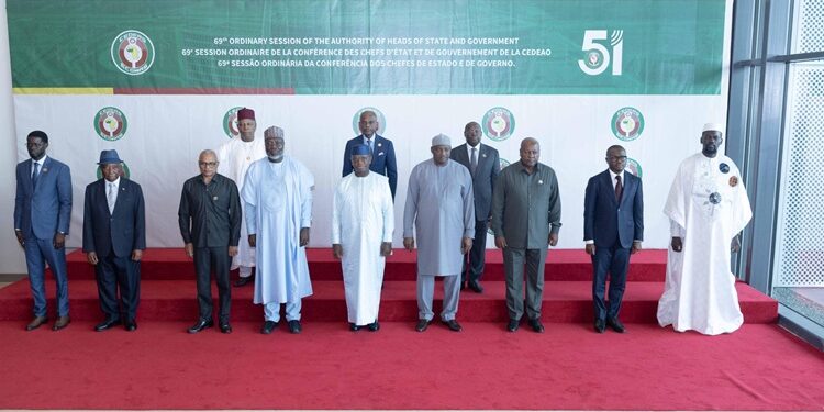 69ᵉ Sommet ordinaire de la CEDEAO à Freetown : le président Mamadi DOUMBOUYA fait sensation et porte la voix d’une Afrique de l’Ouest unie, souveraine et tournée vers ses peuples