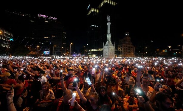 Espagne: plus d’un million de personnes dans les rues de Madrid pour accueillir les champions du monde de football