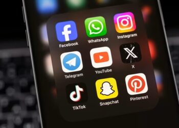 Une première en Europe : les moins de 15 ans exclus des réseaux sociaux en France