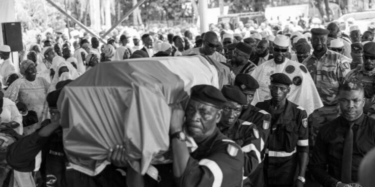 Conakry/Dernier adieu à Hadja Andrée Touré : le Président Mamadi Doumbouya lui rend un ultime hommage