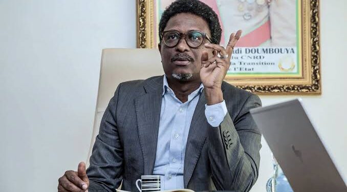 Le ministre Alpha Bacar BARRY suspend quatre responsables après les examens