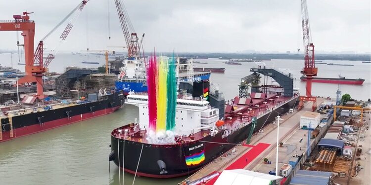 SimFer célèbre le baptême de son premier navire de transbordement