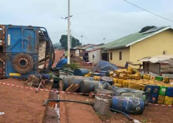 Beyla : Un camion transportant de d’huile rouge se renverse à Nionsomoridou