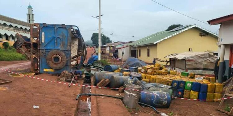Beyla : Un camion transportant de d’huile rouge se renverse à Nionsomoridou