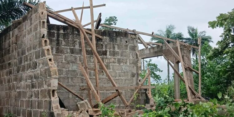 Dubréka : Plusieurs maisons décoiffées par un vent violent à Ouassou