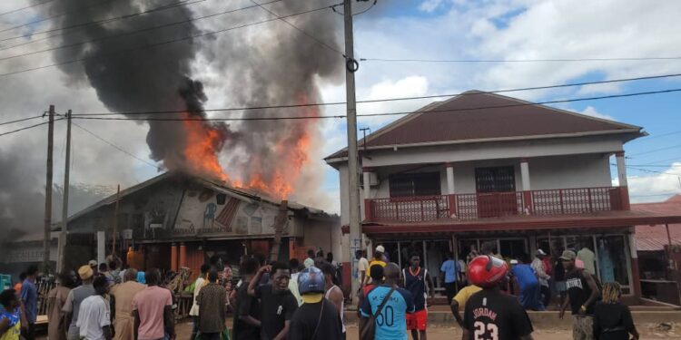 Coyah : un grave incendie ravage plusieurs magasins