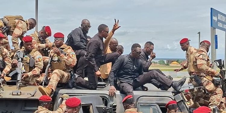 Conakry : retour du Président Mamadi Doumbouya après quelques jours en Grèce