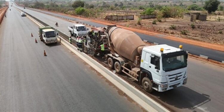 Guinée/Infrastructures: Bientôt la construction de l’autoroute 2×2 voies Conakry–Coyah–Kindia–Mamou, longue de 170 Km
