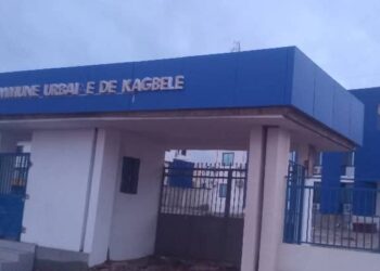 Un ancien chef de secteur surprend sa deuxième épouse avec un jeune locataire dans sa concession