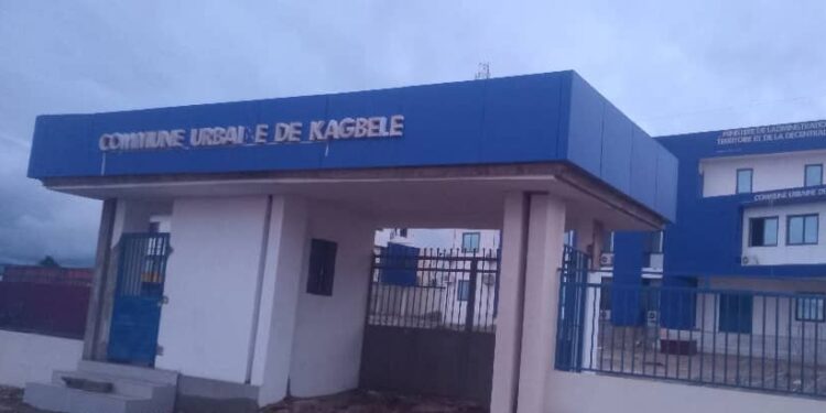 Un ancien chef de secteur surprend sa deuxième épouse avec un jeune locataire dans sa concession