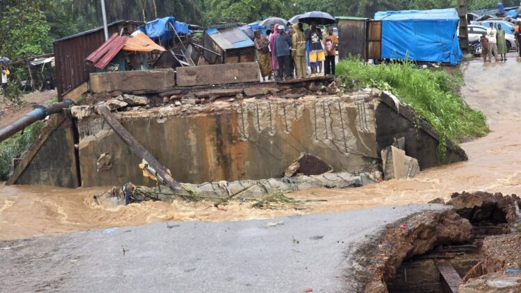 Fortes pluies sur le Grand Conakry : l’ancien pont situé à Coyah a cédé