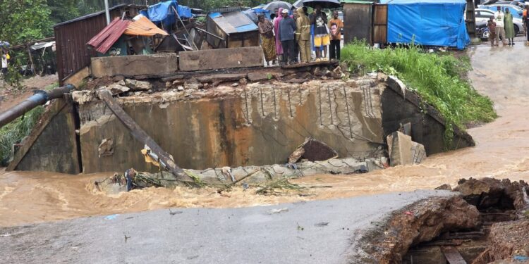 Fortes pluies sur le Grand Conakry : l’ancien pont situé à Coyah a cédé