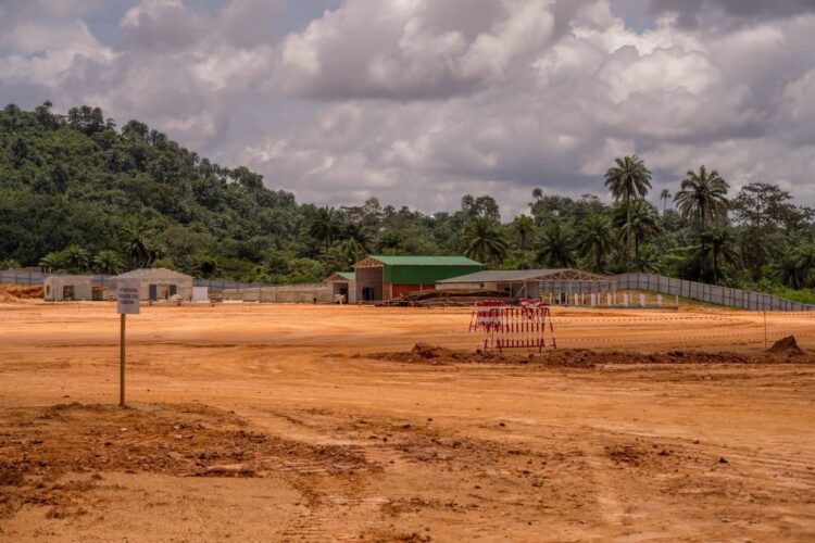 Construction du futur hôpital régional de référence à N’Zérékoré : la ministre de la Santé Khaïté SALL est arrivée sur le terrain