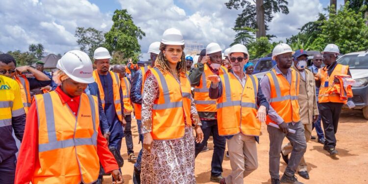 Construction du futur hôpital régional de référence à N’Zérékoré : la ministre de la Santé Khaïté SALL est arrivée sur le terrain