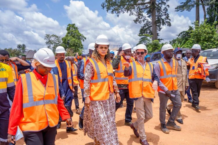 Construction du futur hôpital régional de référence à N’Zérékoré : la ministre de la Santé Khaïté SALL est arrivée sur le terrain