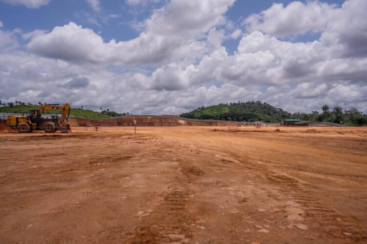 Construction du futur hôpital régional de référence à N’Zérékoré : la ministre de la Santé Khaïté SALL est arrivée sur le terrain
