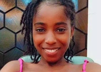 À 28 ans, Kadiatou lutte pour sa vie : une opération du cœur à l’étranger, son seul espoir.