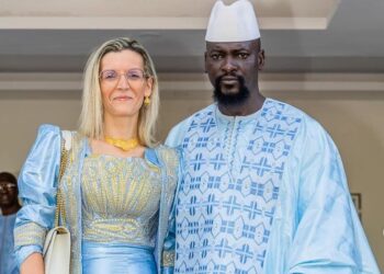 Annonce : une petite fille sout le toi du Président Mamadi DOUMBOUYA et son épouse Lauriane Darboux