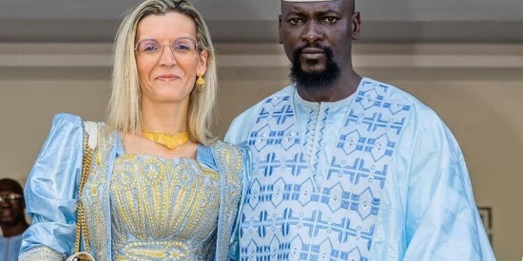 Annonce : une petite fille sout le toi du Président Mamadi DOUMBOUYA et son épouse Lauriane Darboux