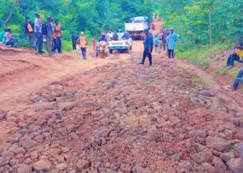 Dinguiraye : Les populations de Diatifèrè se mobilisent pour réfectionner la route Dinguiraye-Diatifere-Dhaibatou-Fandanda