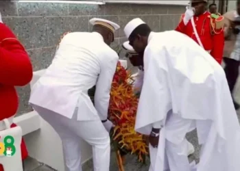 An 68 de l’indépendance de la Guinée : dépôt de gerbe fleurs à la Place des Martyrs par le Président Mamadi Doumbouya