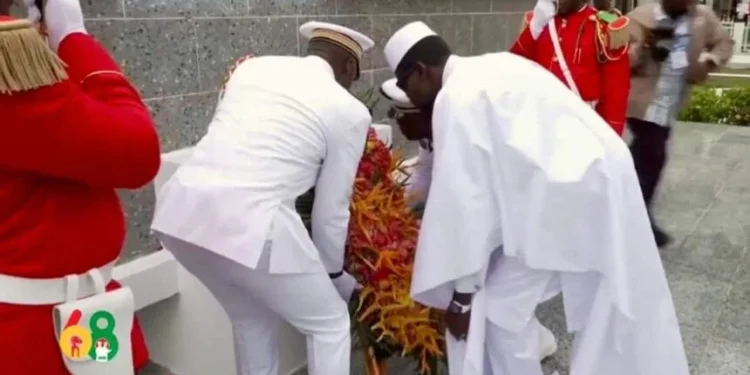An 68 de l’indépendance de la Guinée : dépôt de gerbe fleurs à la Place des Martyrs par le Président Mamadi Doumbouya