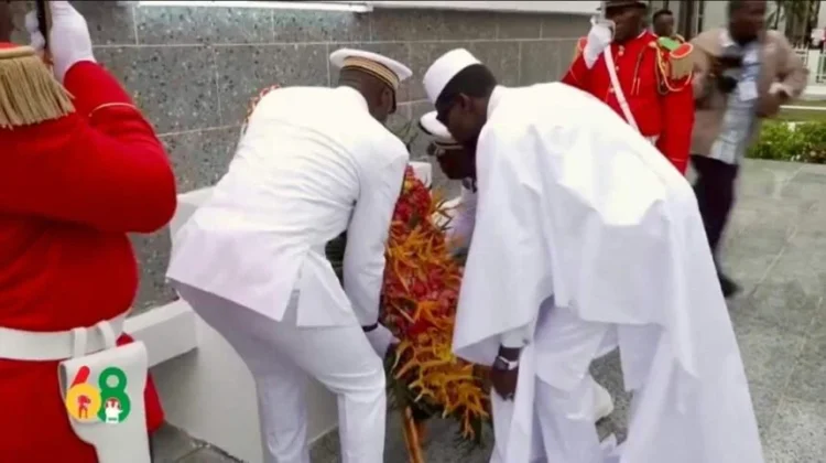 An 68 de l’indépendance de la Guinée : dépôt de gerbe fleurs à la Place des Martyrs par le Président Mamadi Doumbouya